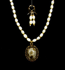 Petoskey Pendant MOP Beads / SET / Miyuki gold glass / 21″ long