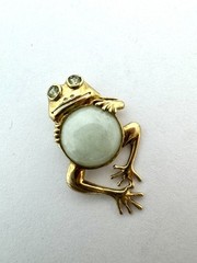 10K Yellow Gold Green Stone Frog Pendant – 2.31G! (WMP017751)