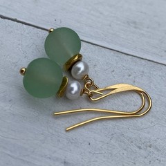Min Favorit Sea Green Sea Glass, White Button Pearl & Gold Pl Drop Earrings