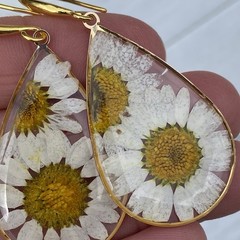 Min Favorit Pressed Daisy Flower In Epoxy Pendant & Gold Artisan Drop Earrings
