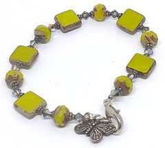 Vtg Handmade Light Green Glass Beaded Silver Tone Butterfly Charm Bracelet 7Inch