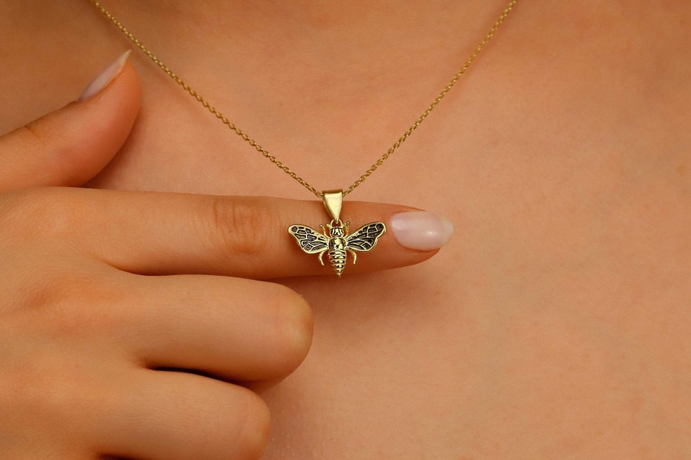 Golden Hive 14K Bee Necklace – Dazzling Elegance with Nature’s Charm