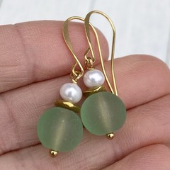 Min Favorit Sea Green Sea Glass, White Button Pearl & Gold Pl Drop Earrings